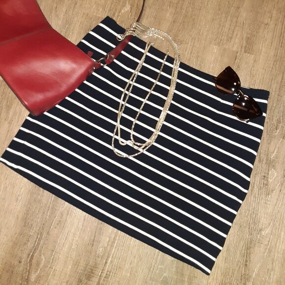 Banana Republic Skirt * Navy Blue w/White Stripes * Sz 14 EUC * T-Shirt Fabric - Picture 5 of 10